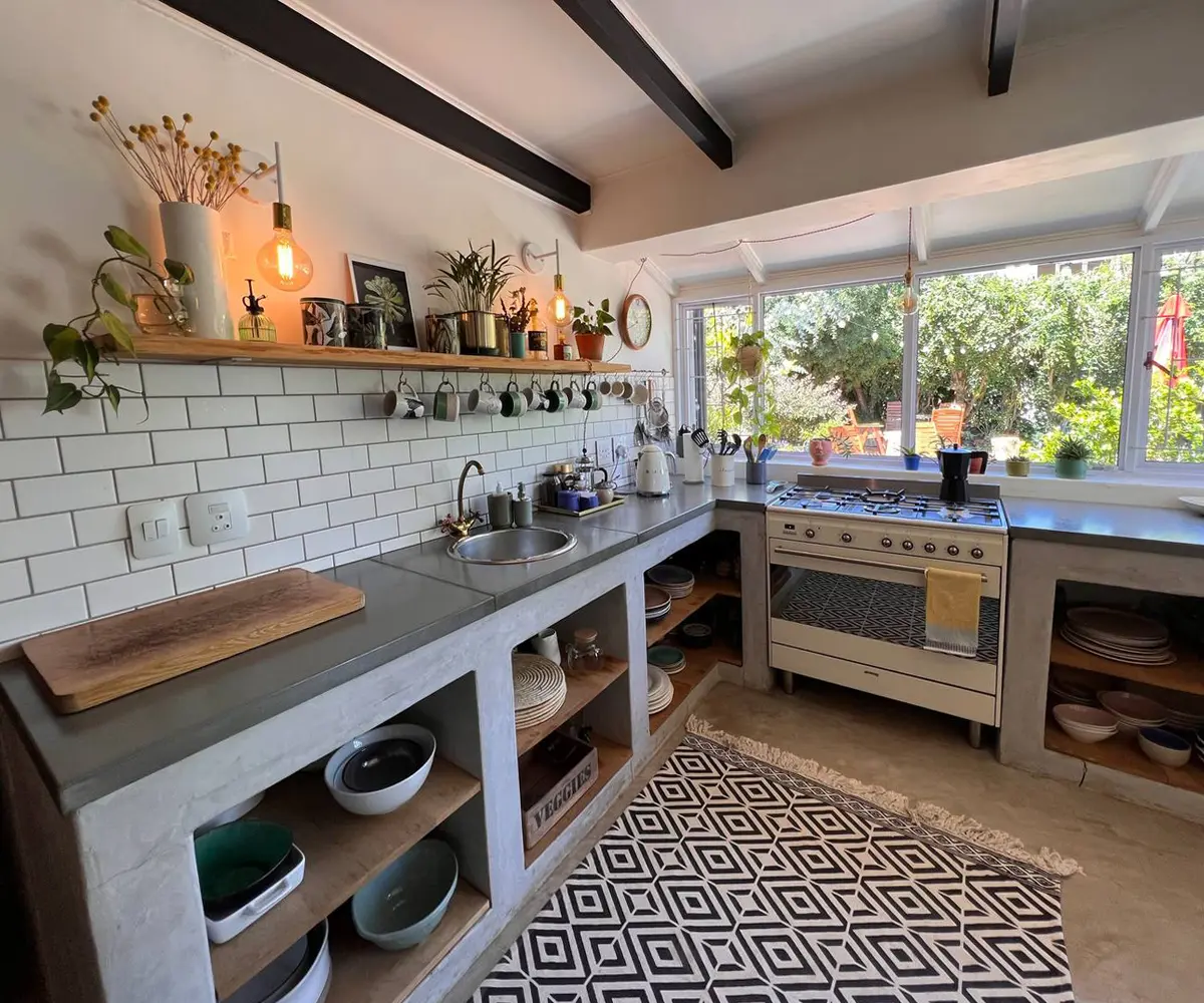Cheerful Quaint Home 02