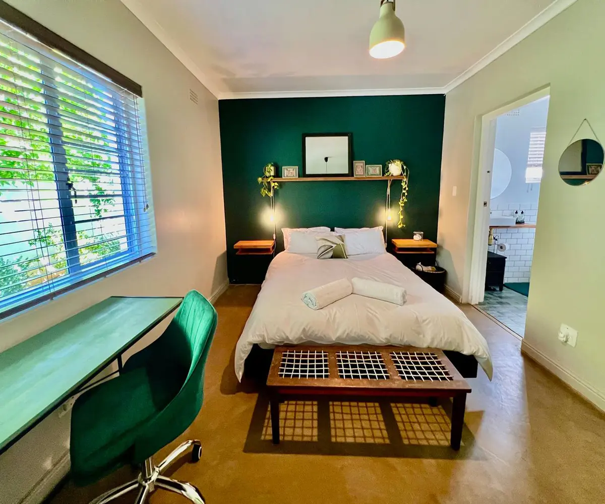 Cheerful Quaint Home 03