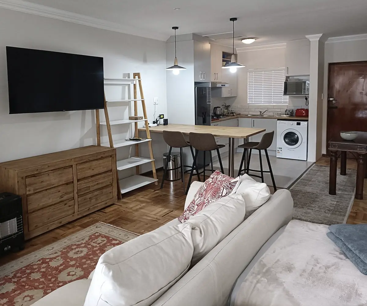 Spacious Cozy Stay 01